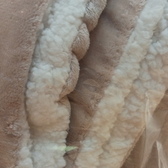 Limited Edition Berkshire Velvet soft/sherpa comforter& shams set/ Full size - Picture 5 of 12